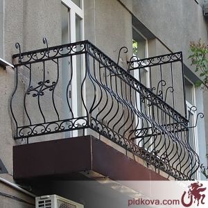 Кованое балконное ограждение с выгнутыми стойками
