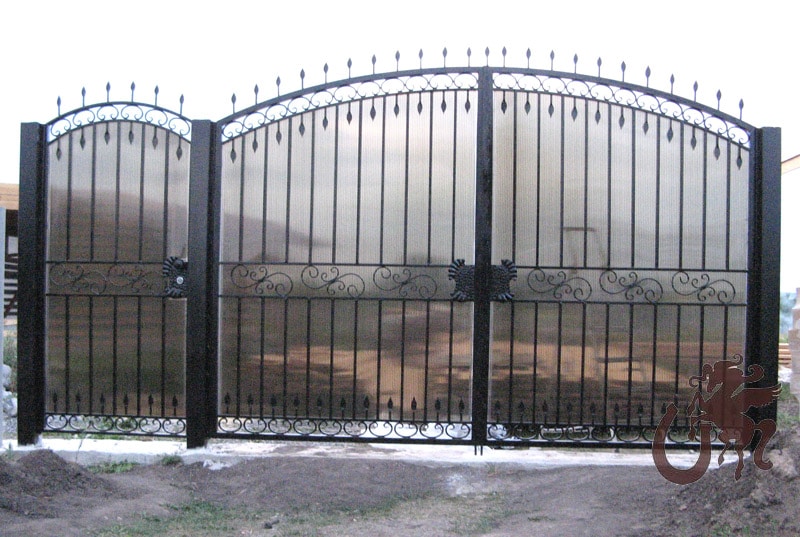 кованые ворота с поликарбонатом