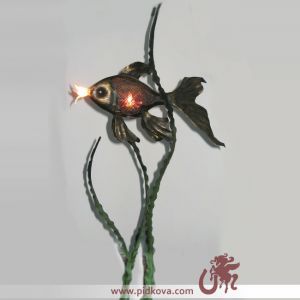 Кованый светильник в форме рыбки