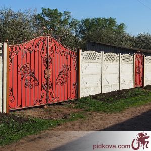 Кованые ворота с калиткой с красным профлистом
