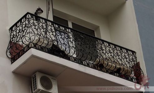 Кованый выгнутый густой балкон
