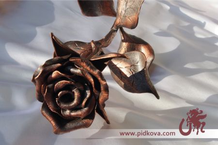 Кованая металлическая роза