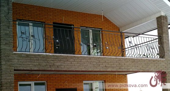 Выгнутый балкон с ветками лозы
