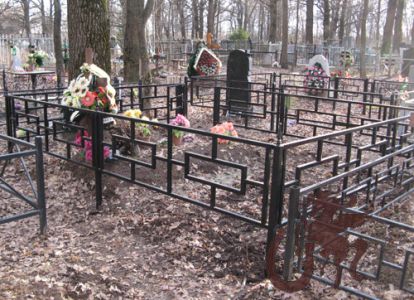 Сварная массивная оградка на кладбище