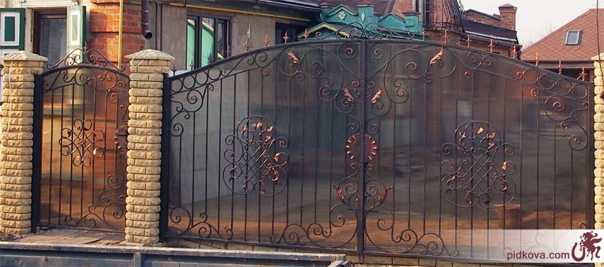 Распашные и откатные кованые ворота