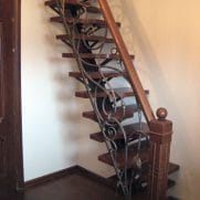 кованые перила на лестницу с деревянным поручнем